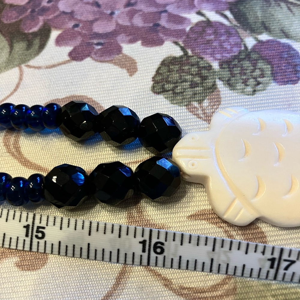 CARVED BONE TURTLE ON GLASS AND WOODEN BEAD NECKLACE - Picture 8 of 10